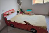 lit complet pour enfant avec bureau et tabouret au style décoratif au bois massif de très bon état